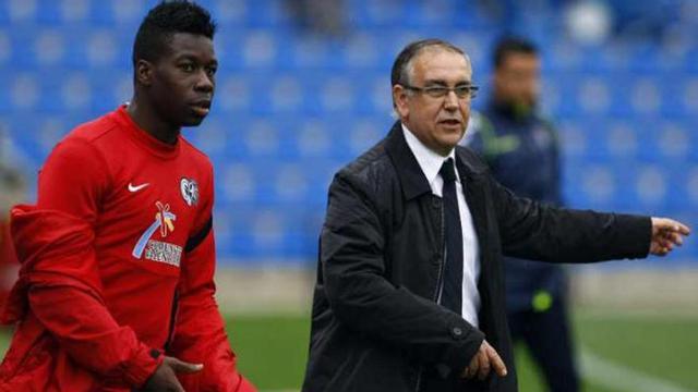 Jeffrey Sarpong y Quique Hernández, en el banquillo del Hércules.