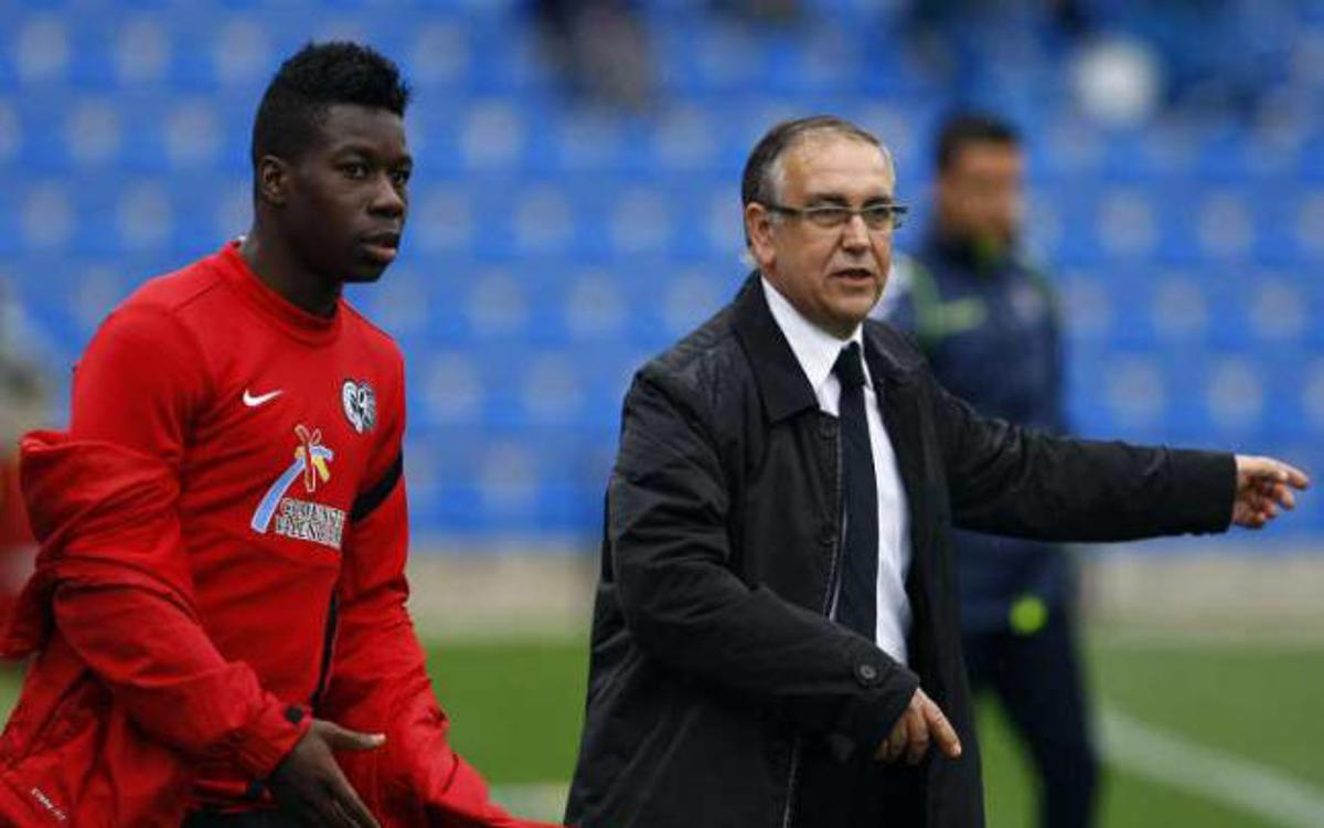 Jeffrey Sarpong y Quique Hernández, en el banquillo del Hércules.