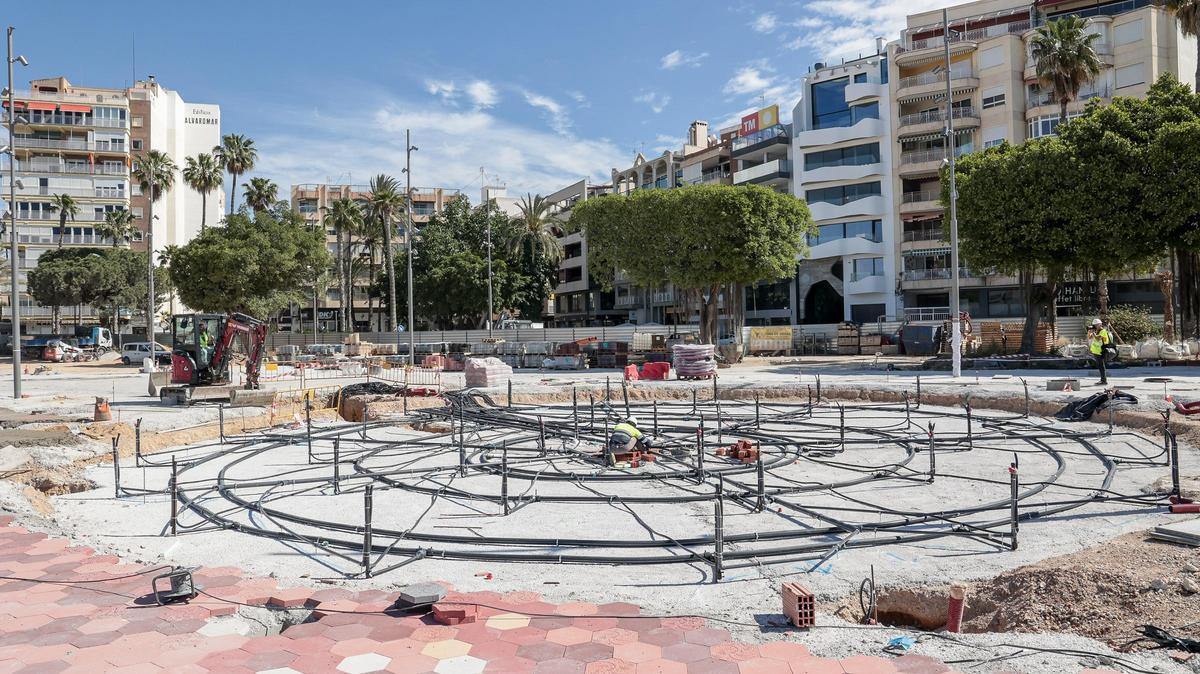 La fuente pisable que se está construyendo en la explanada para la feria, donde se ubicaba antes el paseo de La Libertad