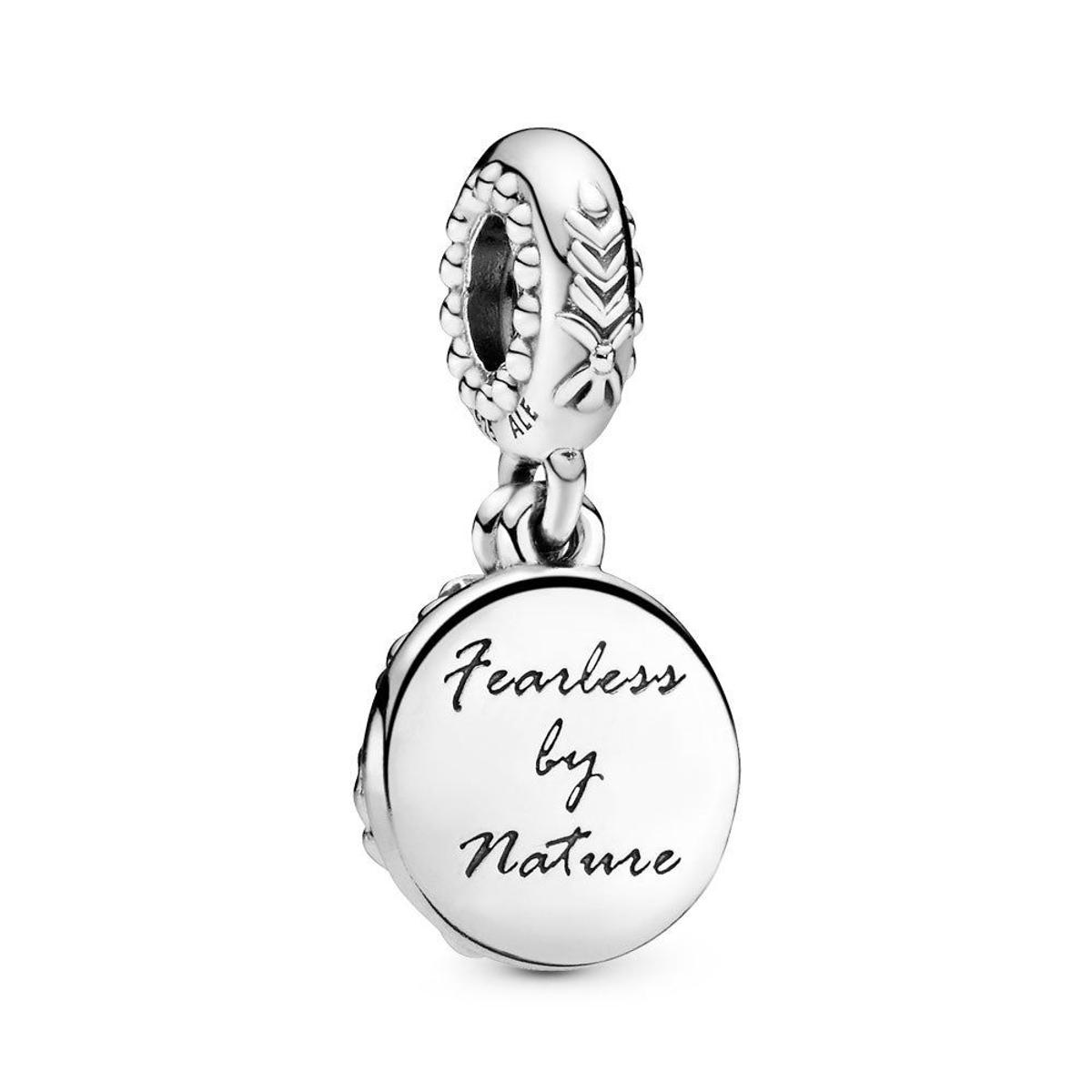 'Charm' Anna por detrás con la frase 'Fearless by nature' (Precio: 69,00 euros)