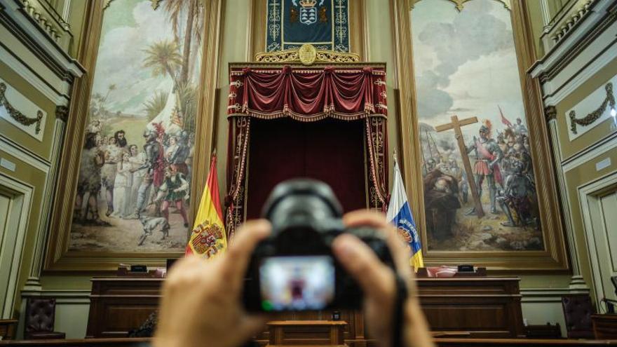 ¿Son ofensivos los cuadros del Parlamento de Canarias?