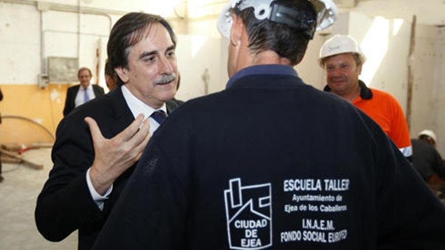 El ministro de Trabajo, Valeriano Gómez, durante la visita, ayer, a un centro de formación de Zaragoza. i EFE