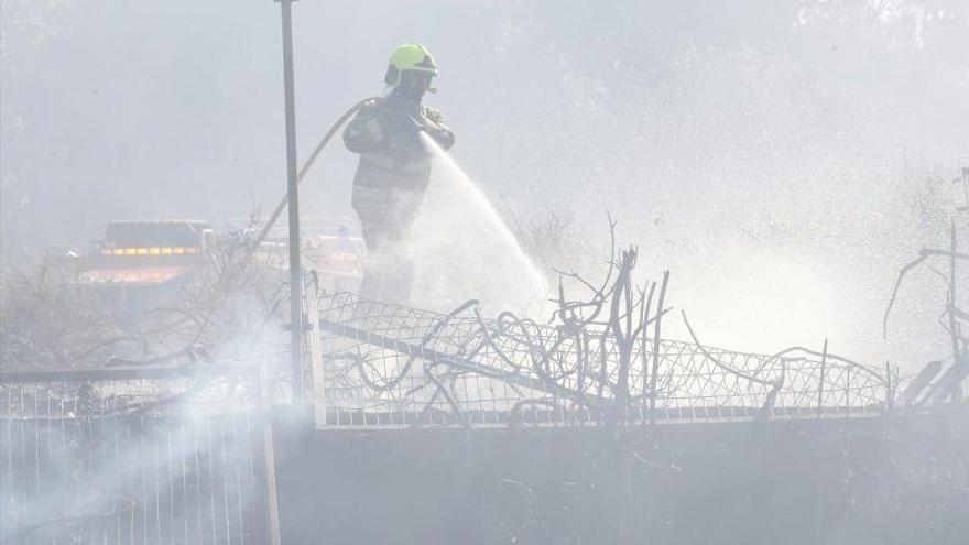 Aparatoso incendio en la parte vieja de El Olivar