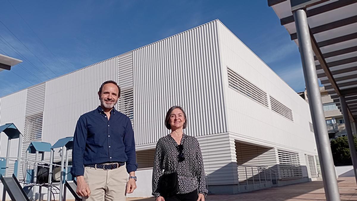 Emilio Alcázar, director del Colegio El Limonar, que apoyó la iniciativa, con Angelines de Lorenzo-Cáceres ayer, delante del nuevo centro ciudadano y biblioteca de El Limonar, ayer.