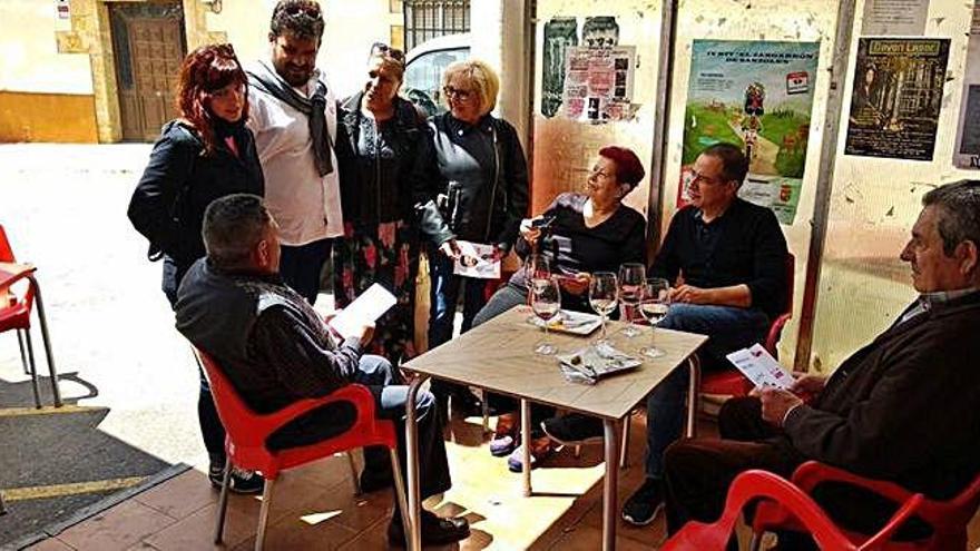 Candidatos del PSOE conversan con vecinos de Moraleja del Vino.