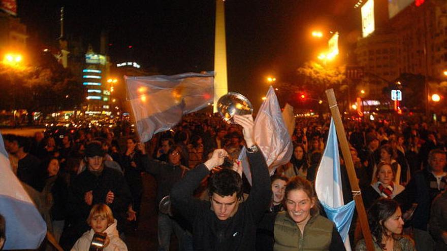 Manifestantes participan en una protesta contra la presidenta Cristina Fernández frente al Obelisco de Buenos Aires, Argentina. Miles de personas salieron en la noche a las calles de varias ciudades del país para protagonizar un nuevo &quot;cacerolazo&quot; en protesta por la falta de diálogo entre el Gobierno y el sector agropecuario, enfrentados desde hace 97 días.