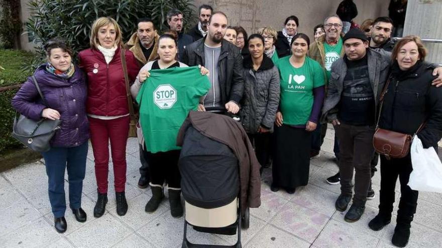La familia Gabarri Montoya ayer, tras la vista en el Juzgado de Instancia 7 de Vigo. // Adrián Irago