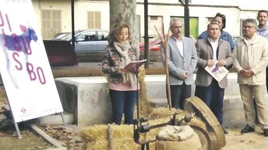 Antonia Sabater, concejala de ferias, presenta el programa junto al alcalde de Inca, Virgilio Moreno.