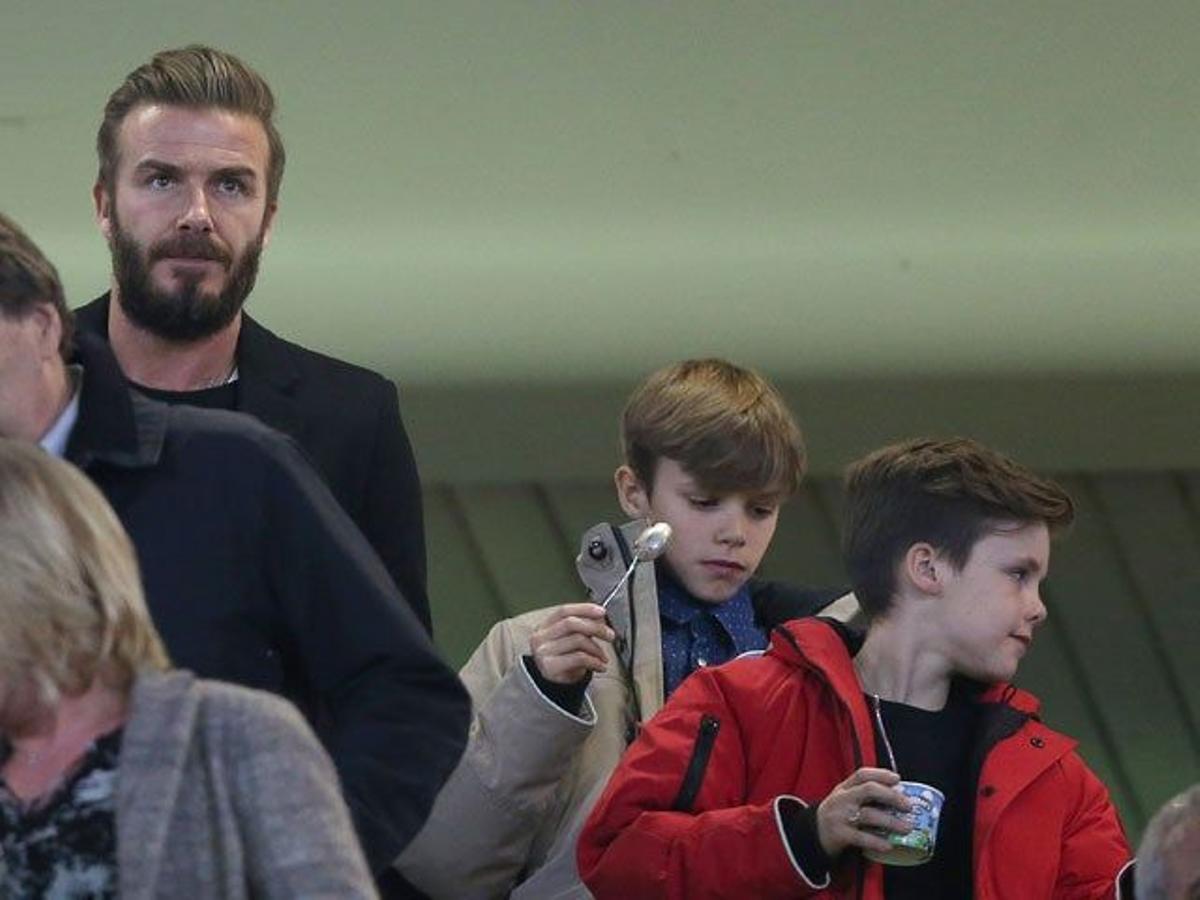 David Beckham con Romeo y Cruz en las gradas de Stamford Bridge
