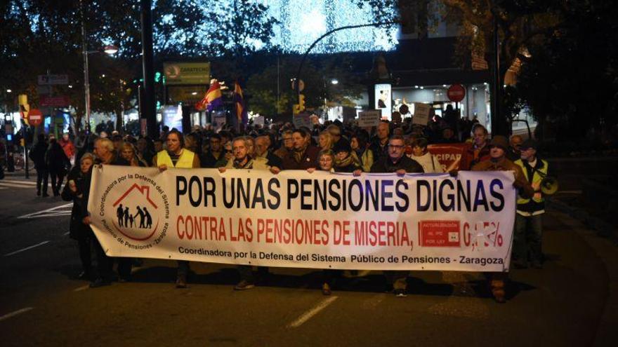 Cientos de personas se manifiestan en Zaragoza por unas pensiones dignas