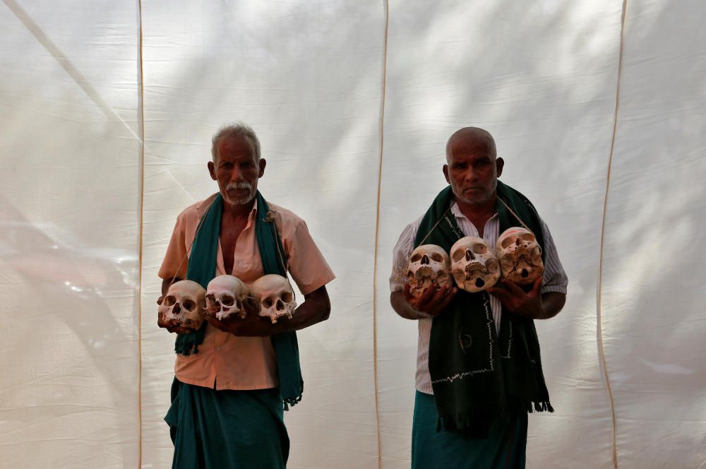 Granjeros con las calaveras de los que ellos afirman que son otros granjeros que se suicidaron por la falta de ayudas gubernamentales, en Nueva Delhi, India.