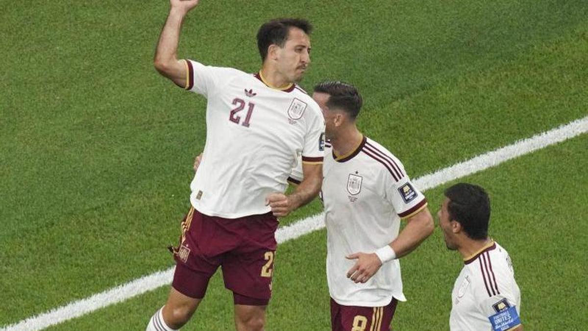 Mikel Oyarzabal celebra al costat de Fabián i Rodri el primer gol d’Espanya contra França, marcat per ell. | KENNETH FERNANDEZ / EFE
