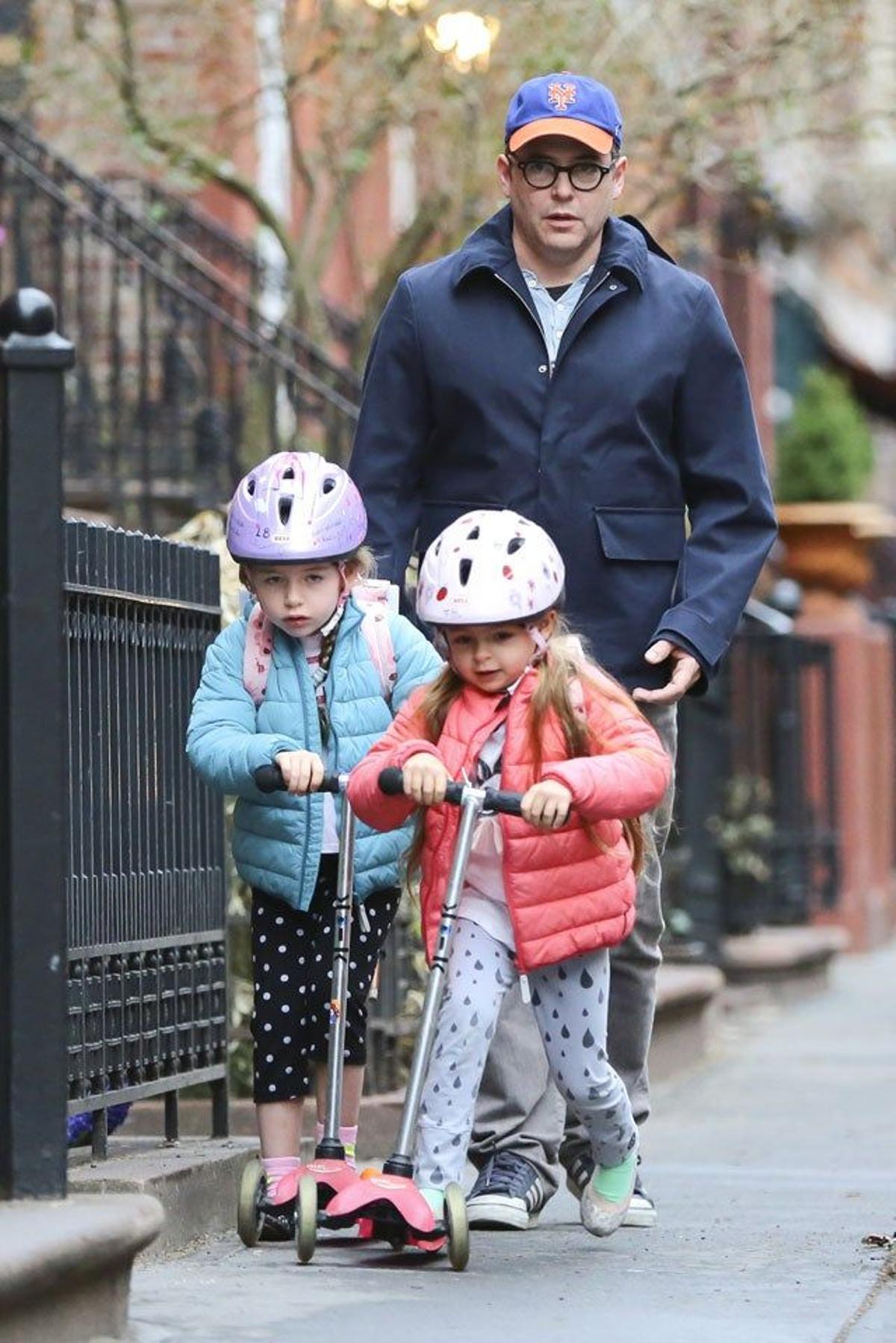 Matthew Broderick vigila a sus hijas en el patinete