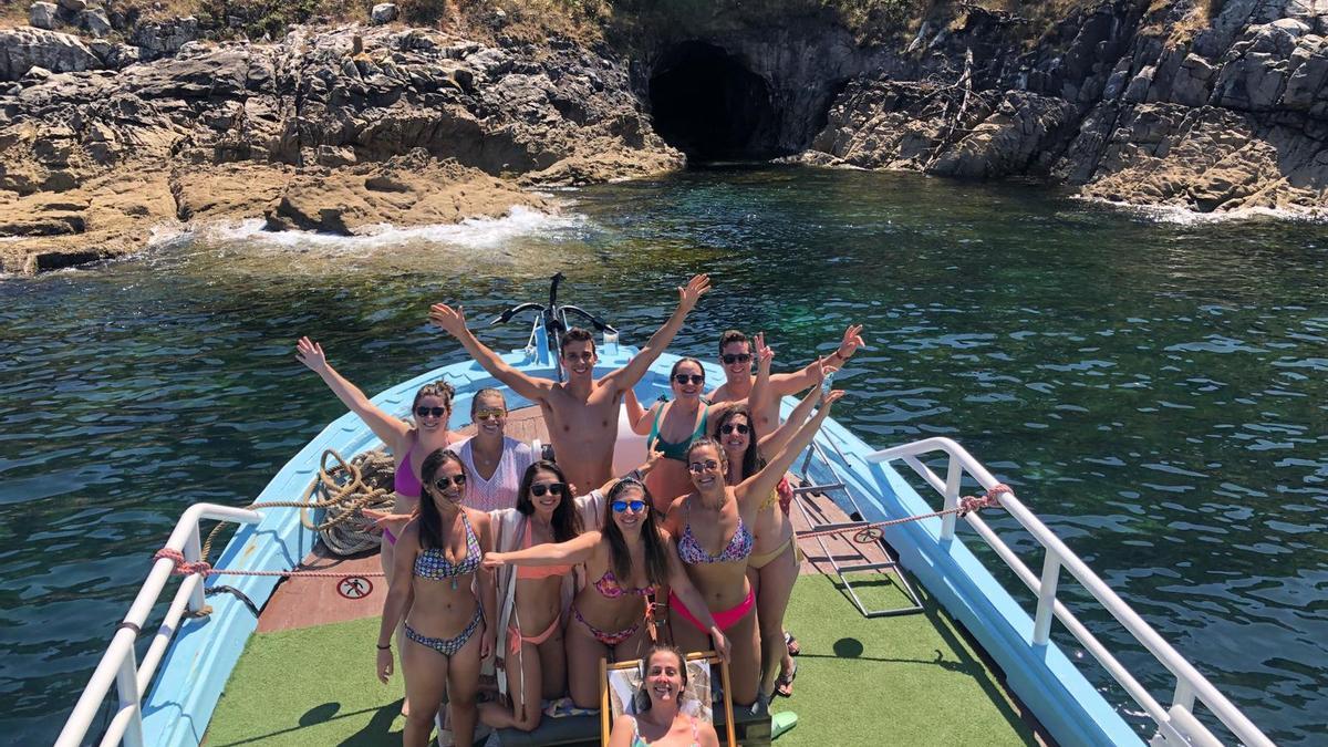 Un grupo de turistas en ruta en el antiguo barco mejillonero.