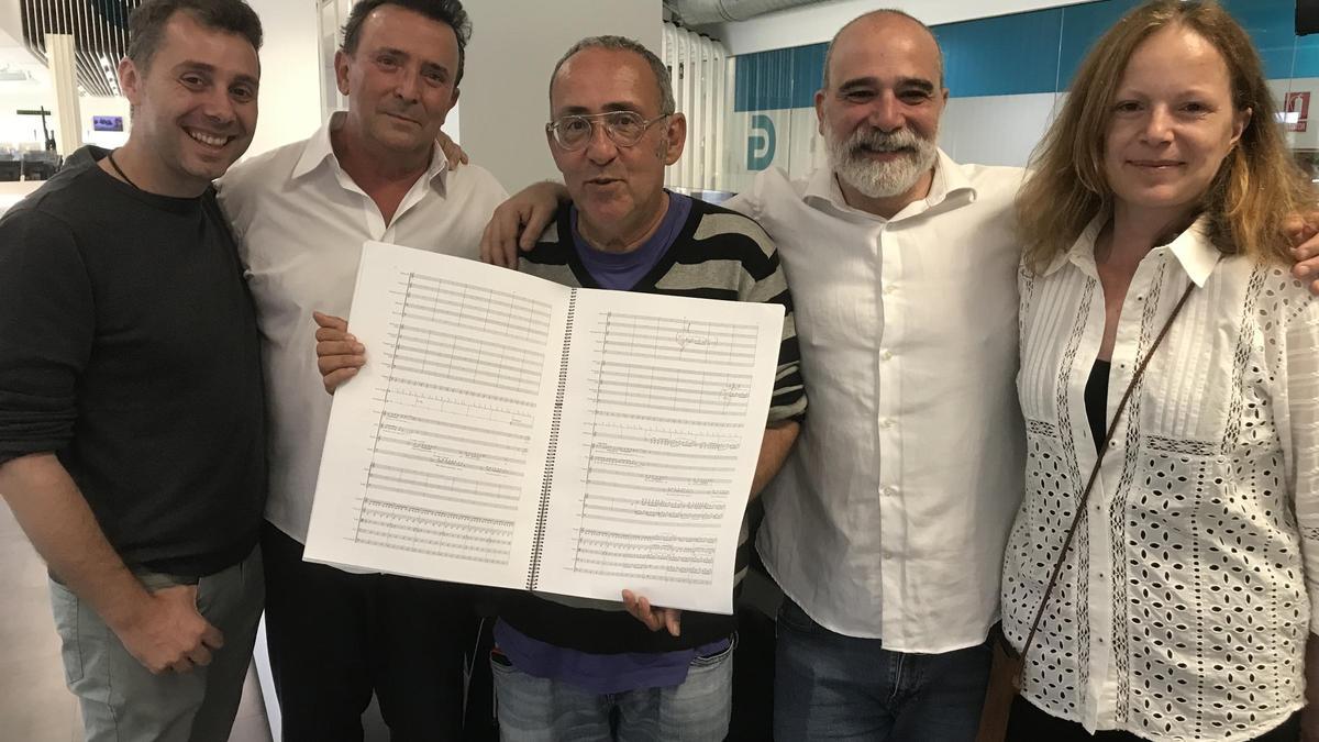 Ricardo Llorca, segundo por la izquierda, con la partitura y miembros del equipo de organización del proyecto.