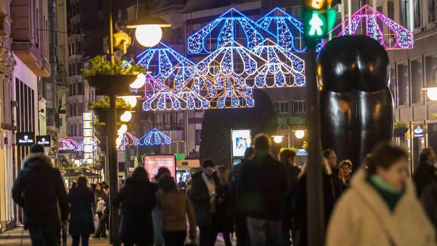 El Antroxu ilumina el centro y el casco antiguo de la ciudad