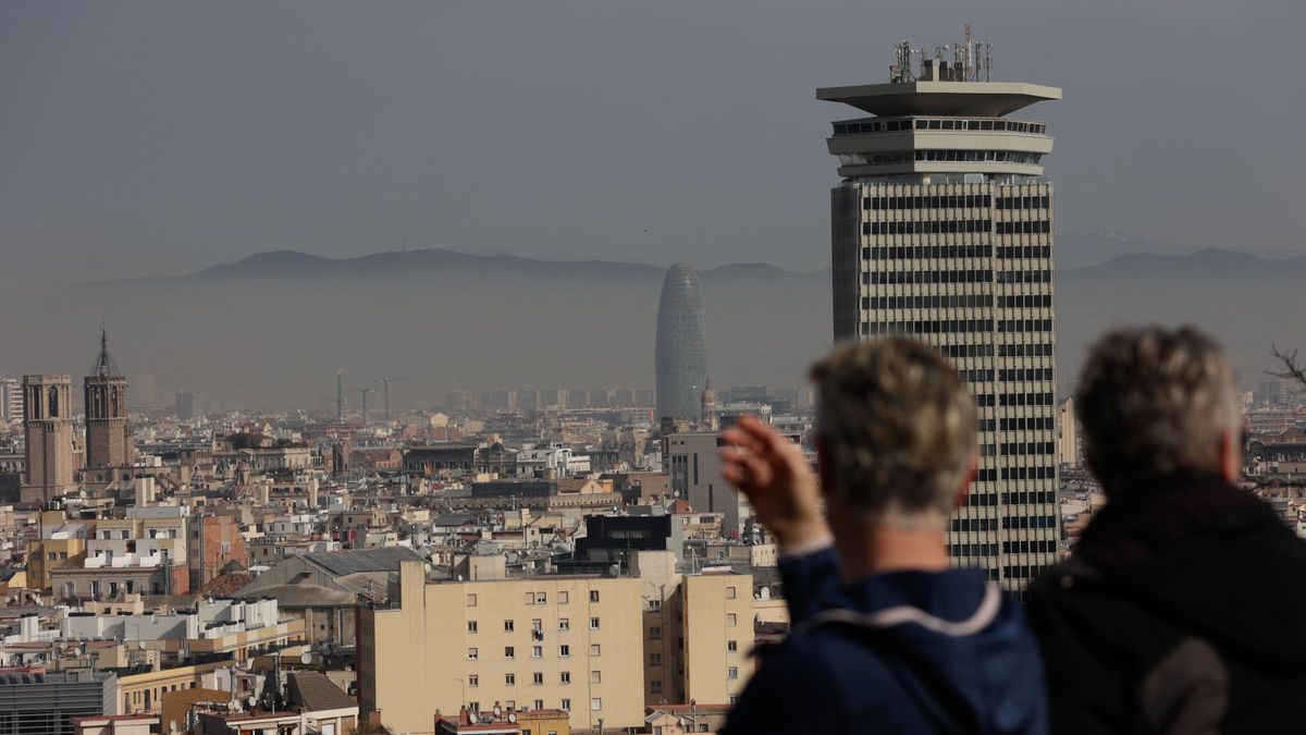 BARCELONA 21/02/2023 Sociedad. Calima en Barcelona vista desde Miramar FOTO de FERRAN NADEU