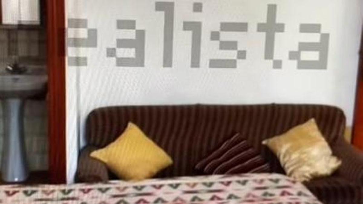 El salón del piso que se alquila por 1.400 euros en Sant Antoni