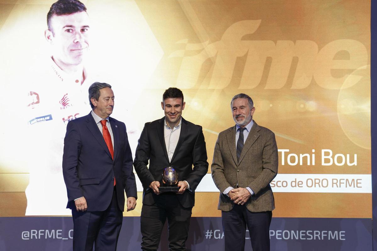 Toni Bou sonriendo tras recibir su &quot;Casco de Oro&quot; de parte de Jorge Martínez Aspar