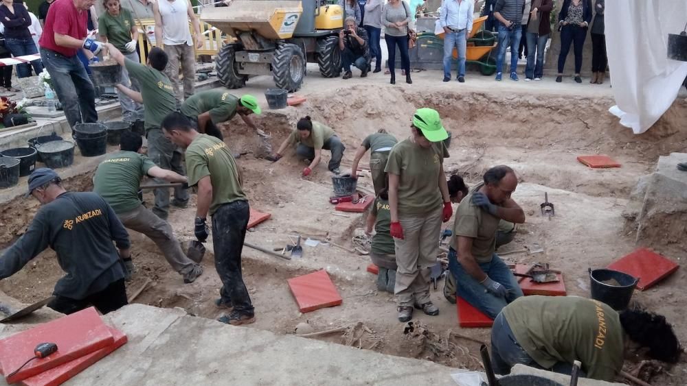 Tercera jornada de trabajos de exhumación en la fosa de Porreres