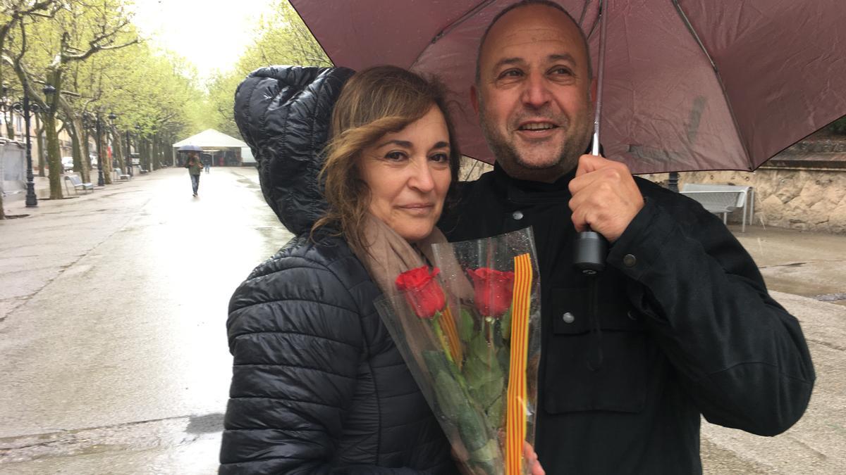 Una parella passeja a Berga sota el paraigües amb les roses