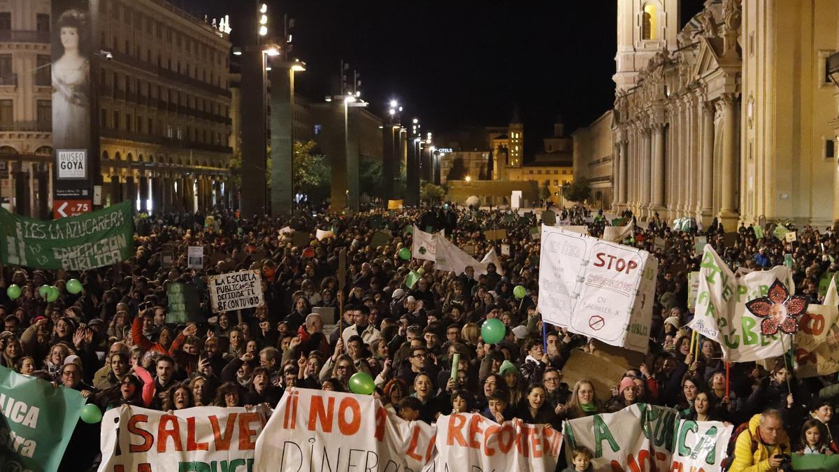 Manifestación por la escuela pública durante la huelga educativa en Aragón.