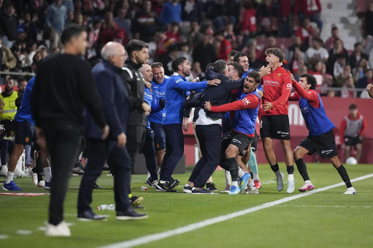 El banquillo del Mallorca, con Demichelis y Abdón entre otros, festejan el triunfo del viernes en Montilivi.