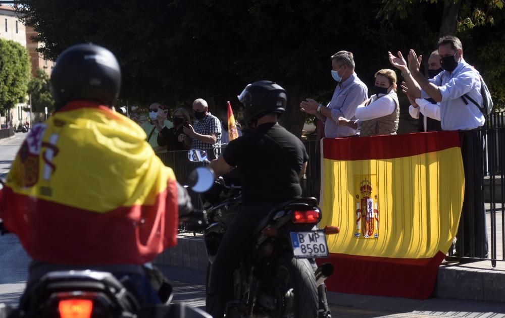 Un millar de coches protestan contra el Gobierno en la manifestación de Vox