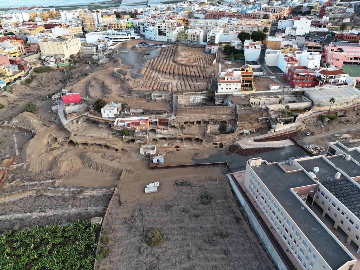 Imagen del poblado del barrio Hospital, con el colegio Agaldar en la parte inferior derecha, y su entorno en el centro del municipio.
