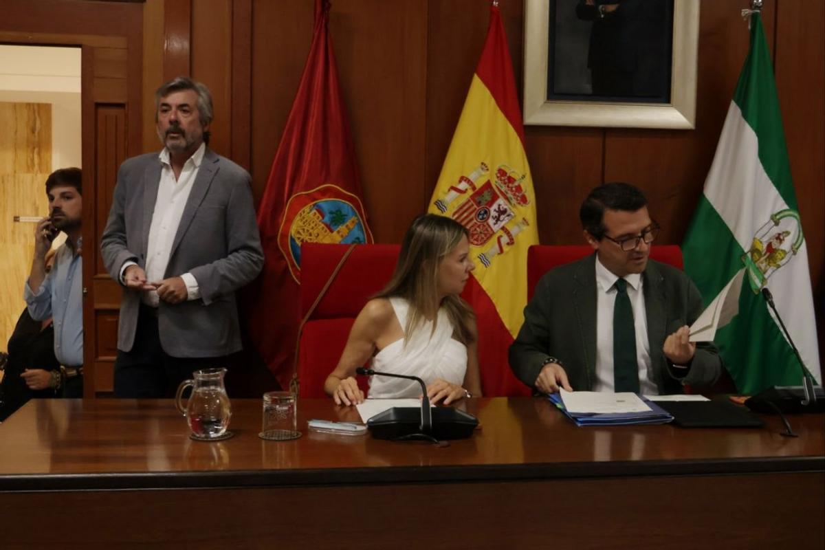 El alcalde, José María Bellido, antes del comienzo del pleno.
