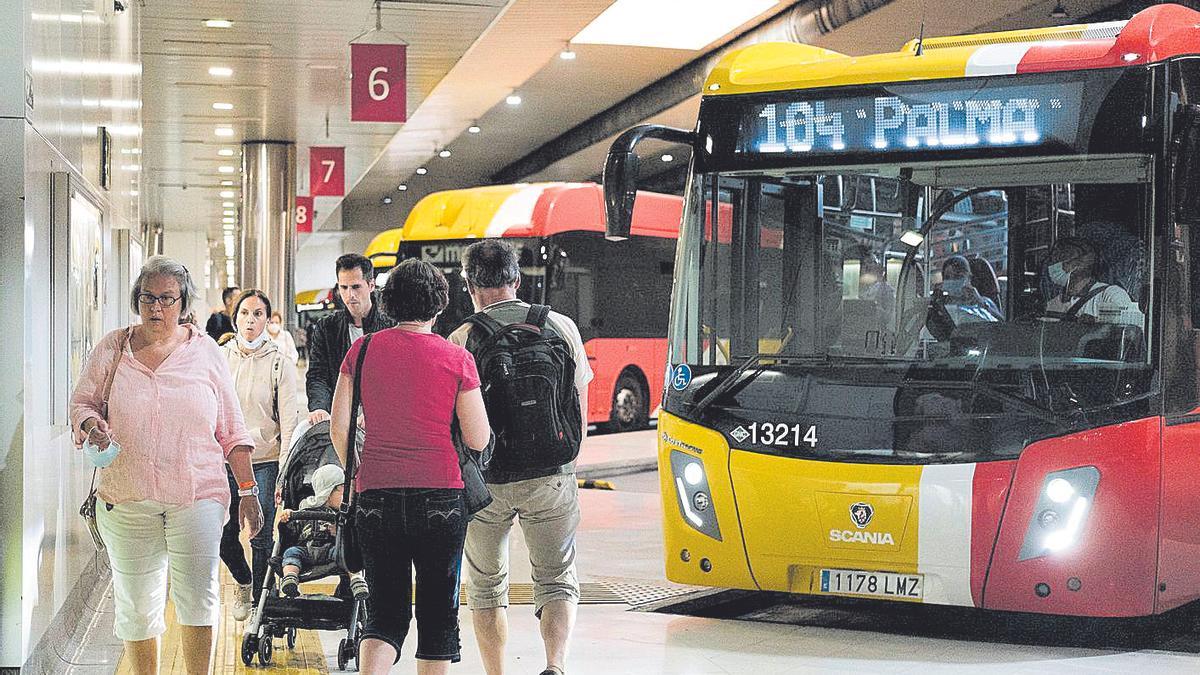 Usuarios del TIB en la Estación Intermodal de Palma.