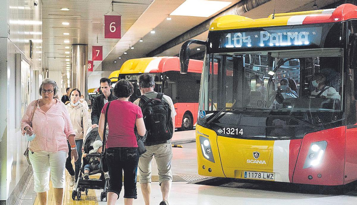 Usuarios del TIB en la Estación Intermodal de Palma.