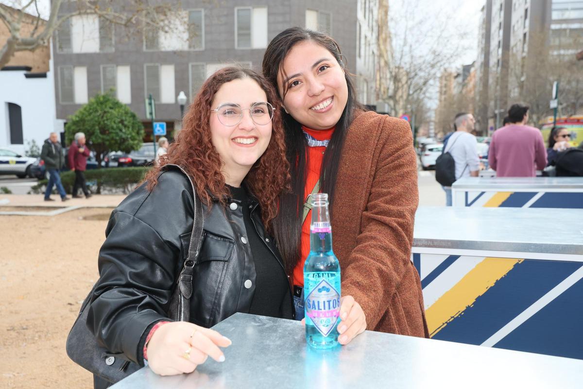 Teresa y Alina arrancan la tarde con una bebida