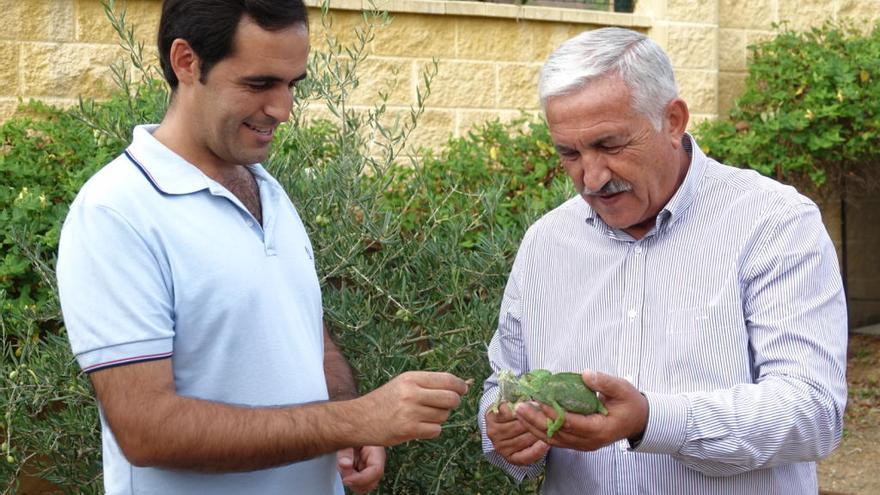 José del Río, edil de Sostenibilidad Medioambiental, sostiene a dos de los recién nacidos.