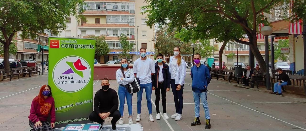 Rafa Mas, concejal de Compromís, esta mañana visitando la feria en la Plaza de Argel