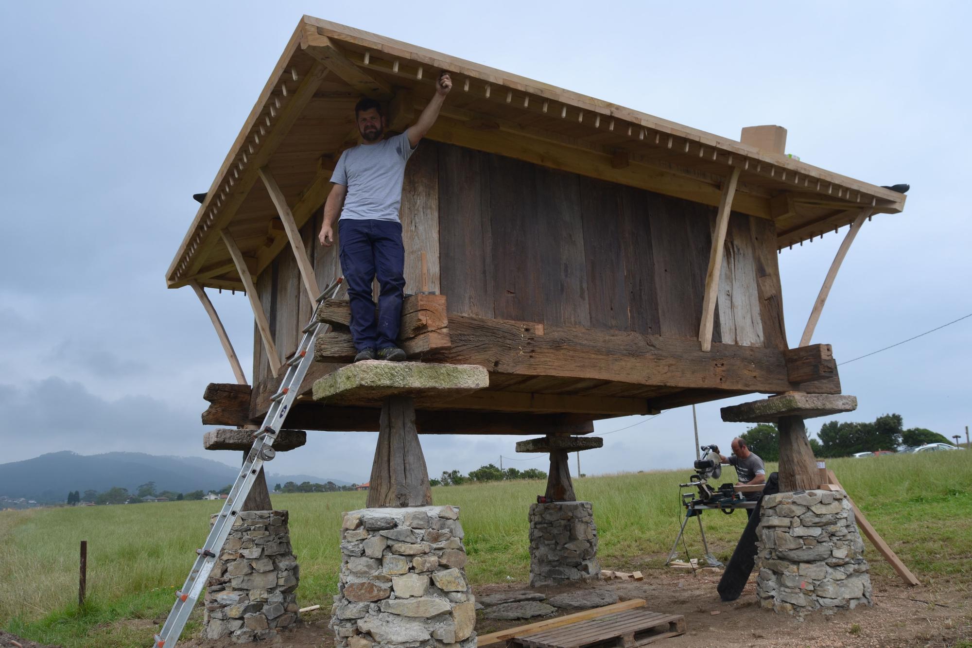 Cudillero vuelve a tener su hórreo de postal en el campo de la Regalina