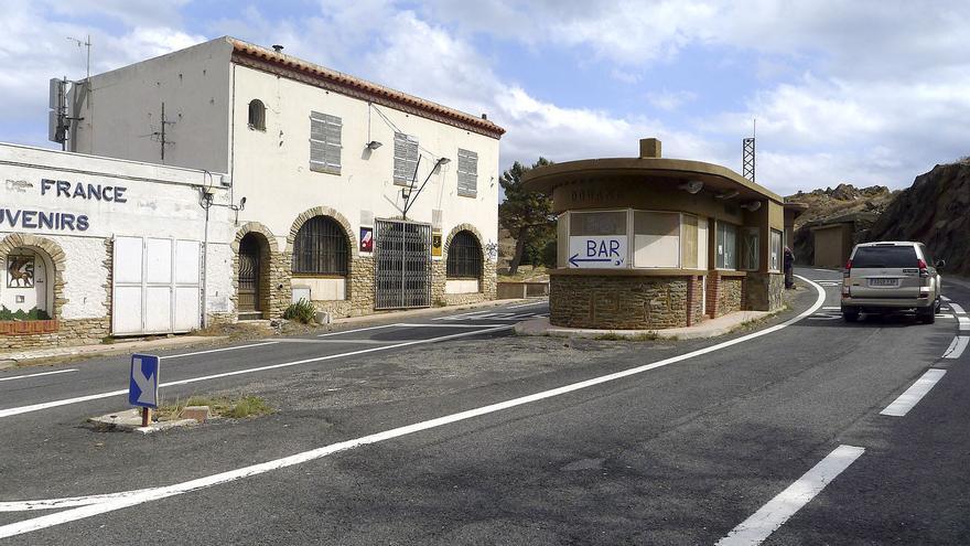 La frontera es manté a Portbou i la Jonquera amb cabines de la duana en estat ruïnós