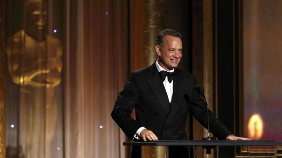 El actor Tom Hanks habló antes de la presentación del actor Steve Martin.