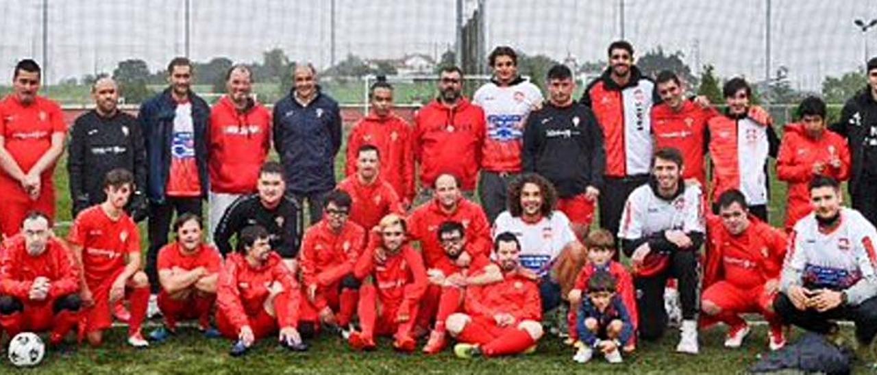 Jugadores, técnicos y responsables del Sporting Genuine y del Gijón Basket, en Mareo. | RSG