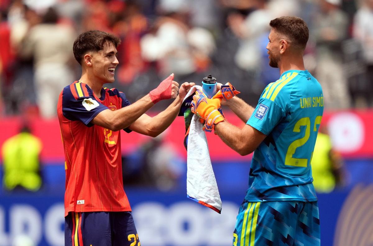 INGLEWOOD (United States), 02/07/2026.- Goalkeeper Unai Simon of Spain (R) and Pau Cubarsi of Spain celebrate winning the FIFA World Cup 2026 Round of 32 match Spain against Austria, in Los Angeles, USA, 02 July 2026. (España) EFE/EPA/SCOTT STRAZZANTE