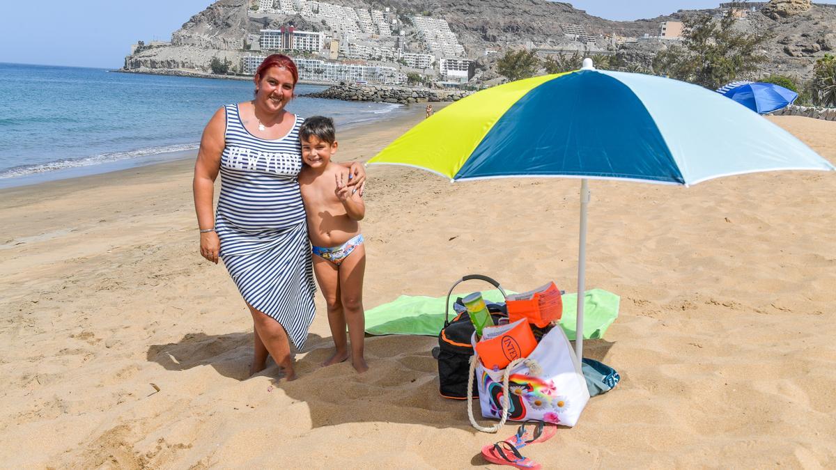 Yurena Déniz y su hijo Aduén, vecinos de Tamaraceite, ayer en la playa.