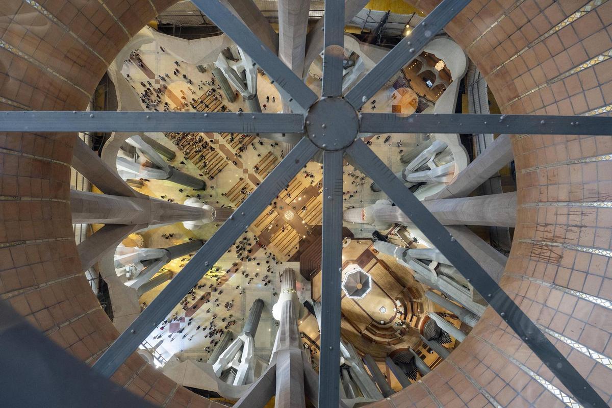 Vista cenital de la nave desde la Sala Crucero, en el interior de la torre de Jesús de la Sagrada Familia.