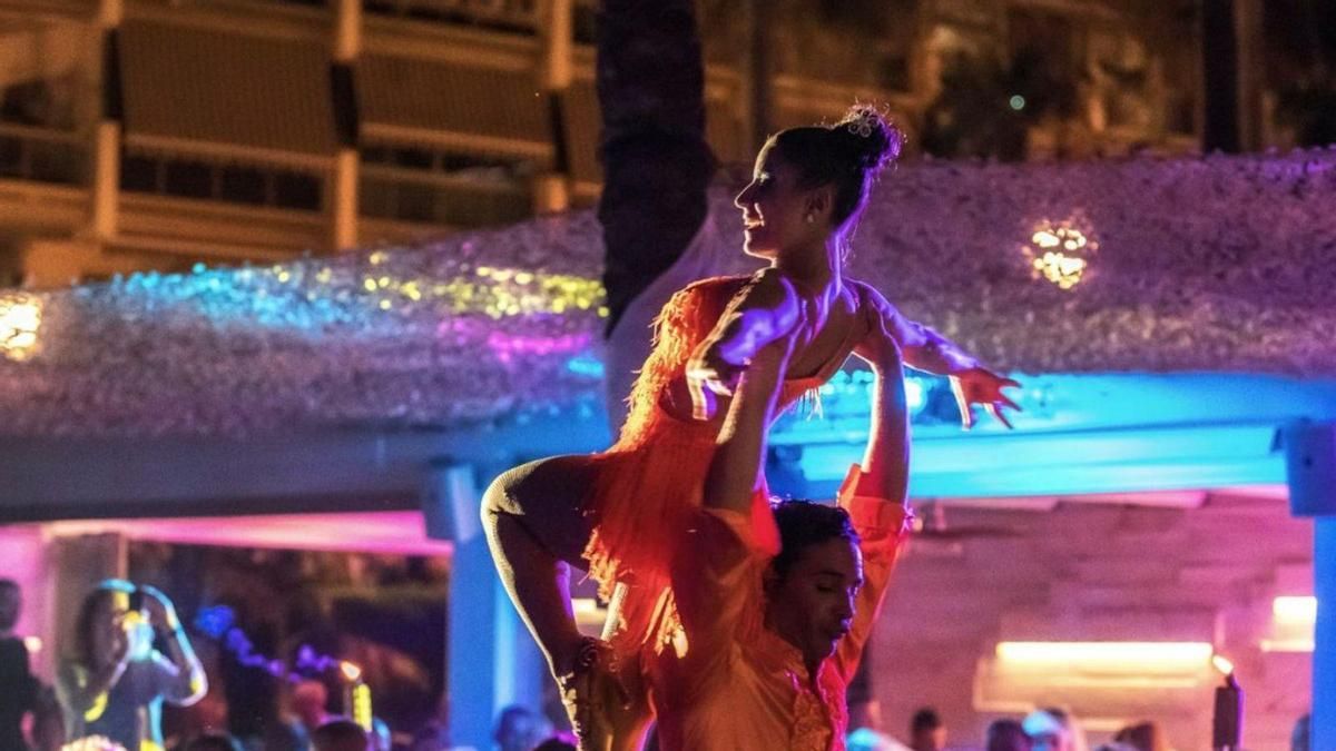 Dos bailarines protagonizan un espectáculo nocturno durante una cena en el hotel El Fuerte.
