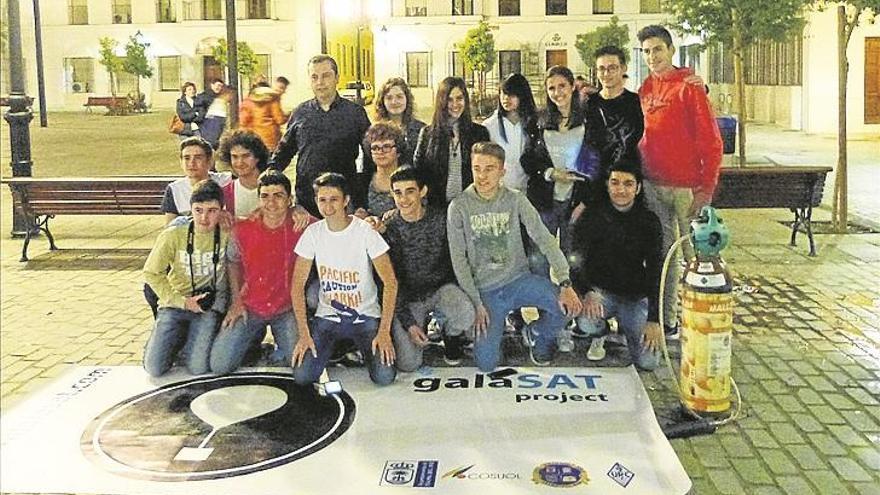 Alumnos de Tecnología lanzan el Galasat que cae en Cardeña-Montoro