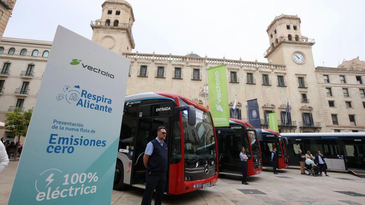 Los nuevos autobuses presentados por Vectalia que se suman a los que actualmente realizan el servicio.