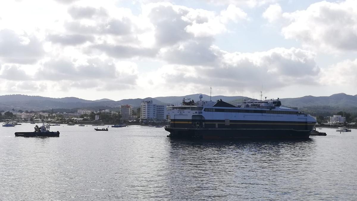 El carguero 'Red Zed 1' libera los bueques de Trasmapi en la bahía de Sant Antoni