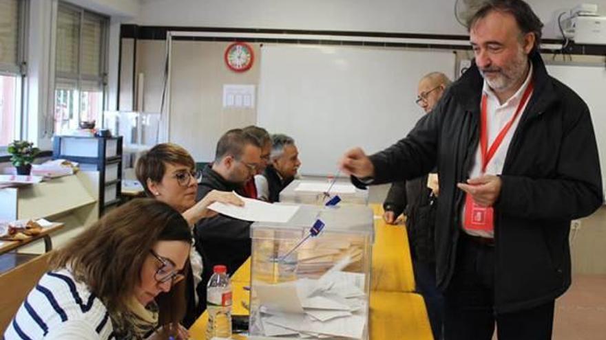 El alcalde de l&#039;Alcúdia, Andreu Salom, emite su voto.