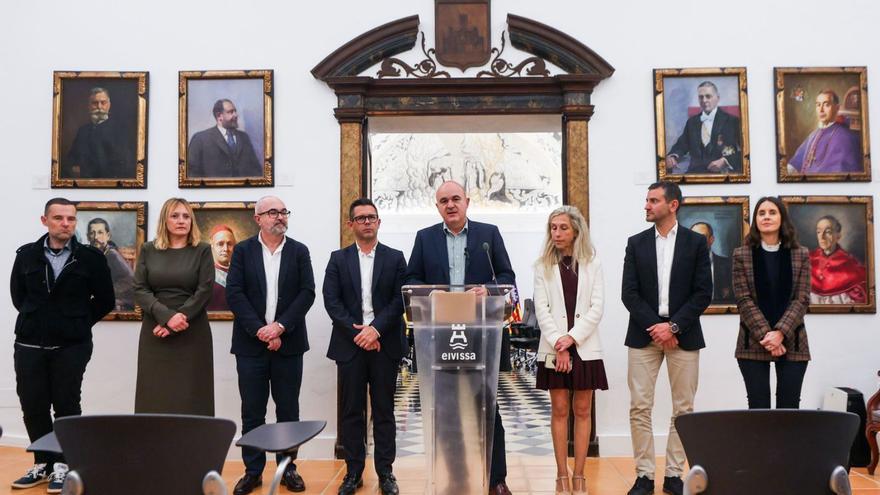El presidente, Vicent Marí, junto a alcaldes, alcaldesas y los consellers Mariano Juan y María Fajarnés. | TONI ESCOBAR