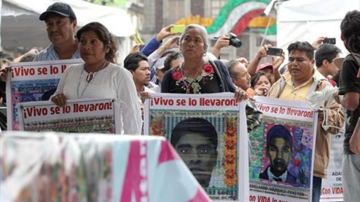 Familiares de los estudiantes mexicanos desaparecidos hace un año participan en un acto de protesta.