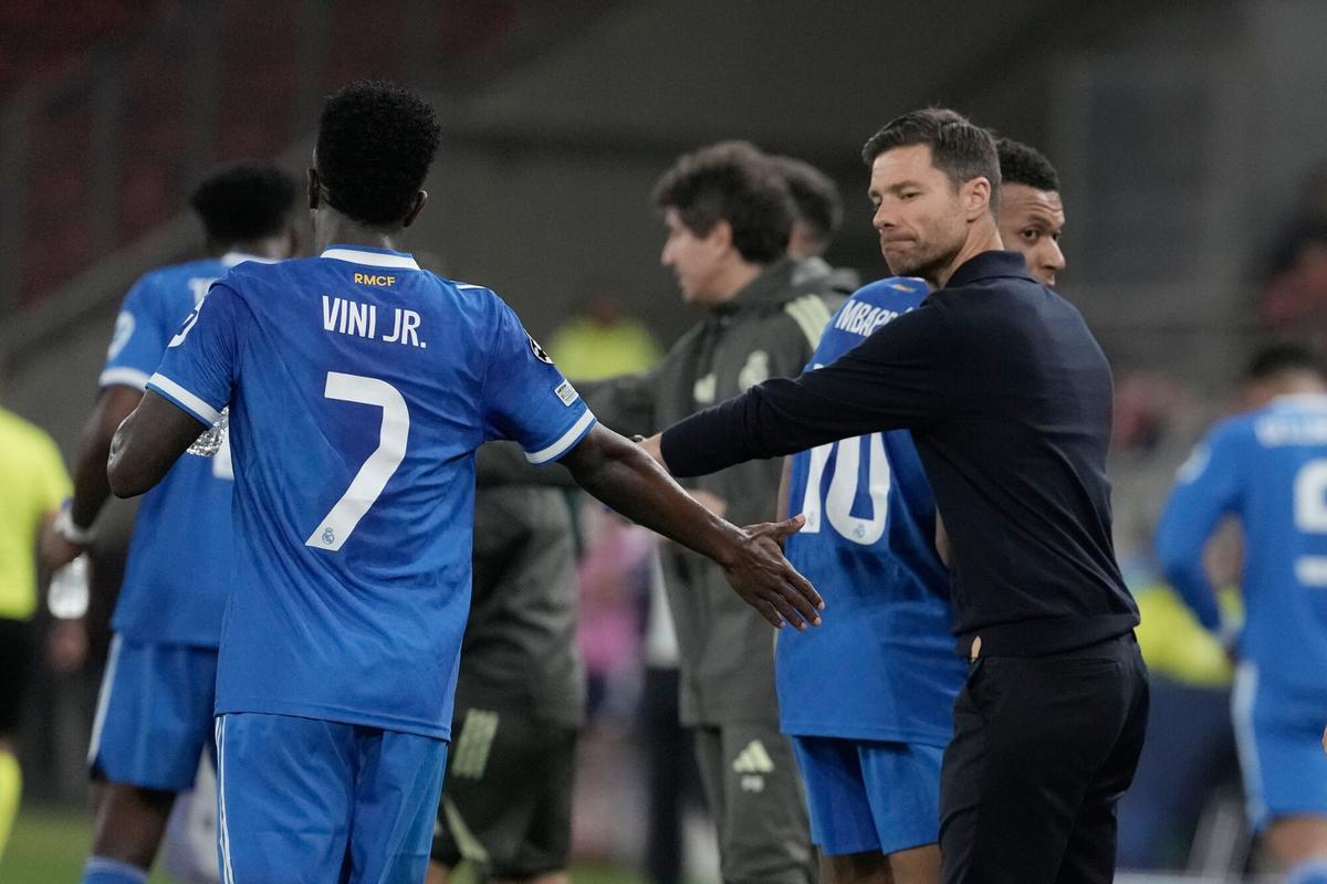 Xabi Alonso y Vinícius, durante el Olympiacos-Real Madrid.